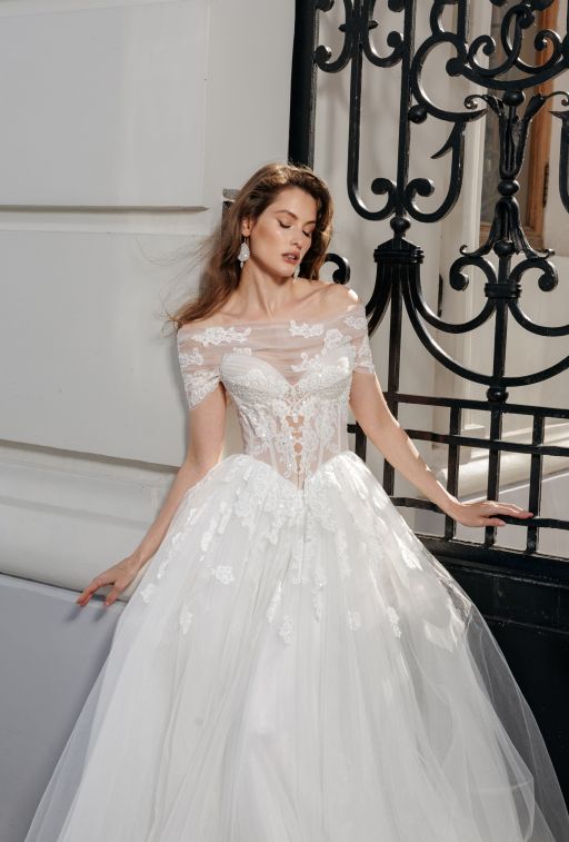 Caroline с накидкой